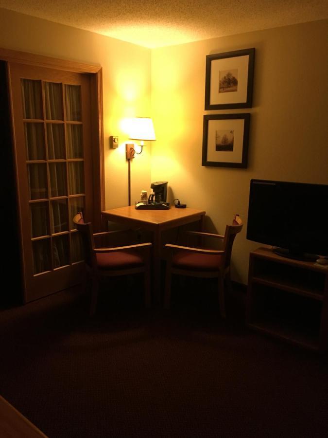 Moose Lake Lodge & Suites Buitenkant foto