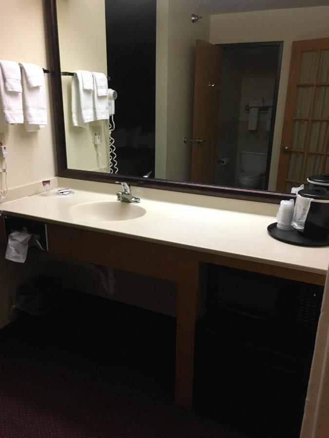 Moose Lake Lodge & Suites Buitenkant foto