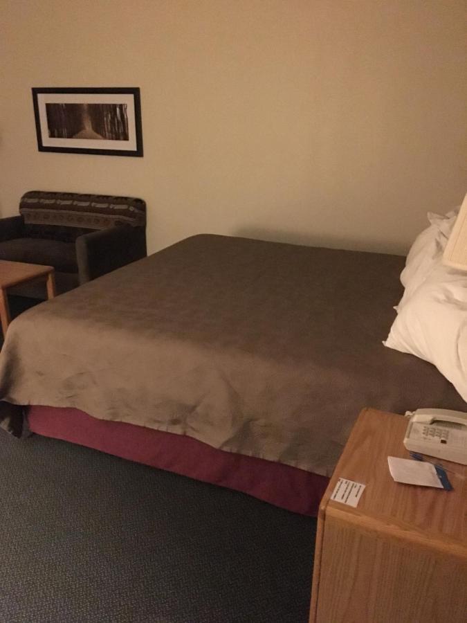 Moose Lake Lodge & Suites Buitenkant foto