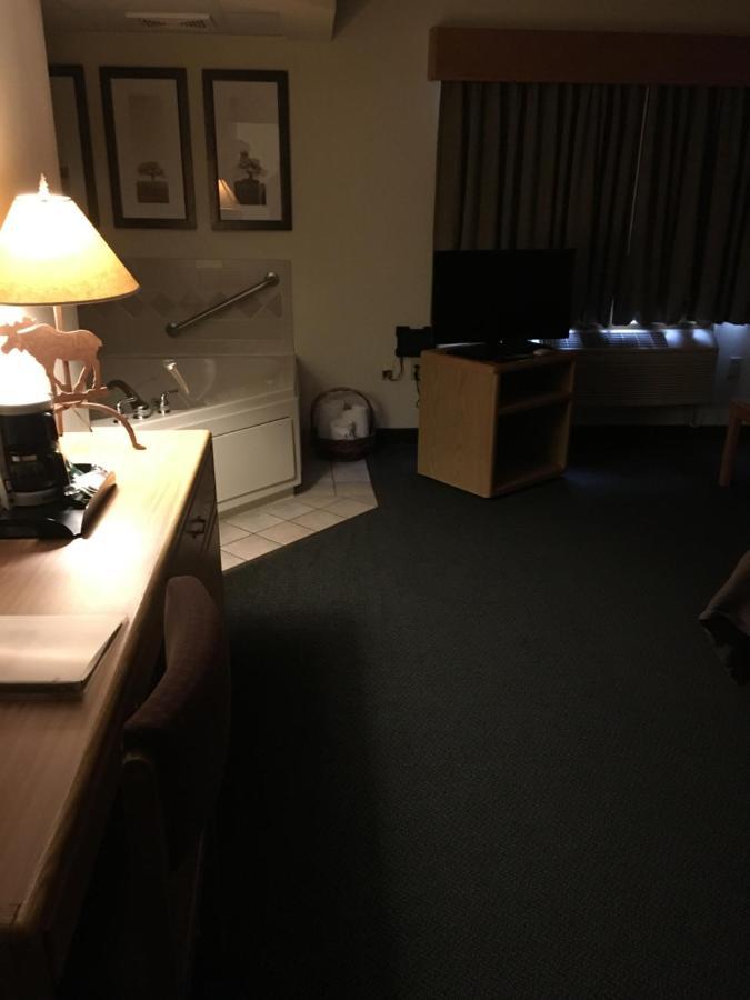 Moose Lake Lodge & Suites Buitenkant foto