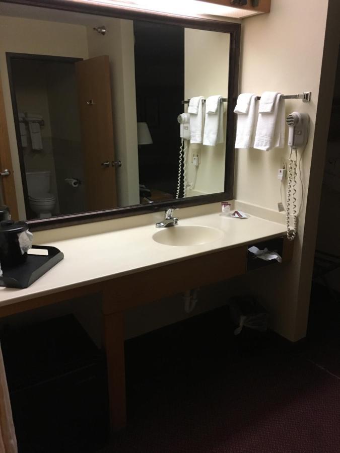 Moose Lake Lodge & Suites Buitenkant foto