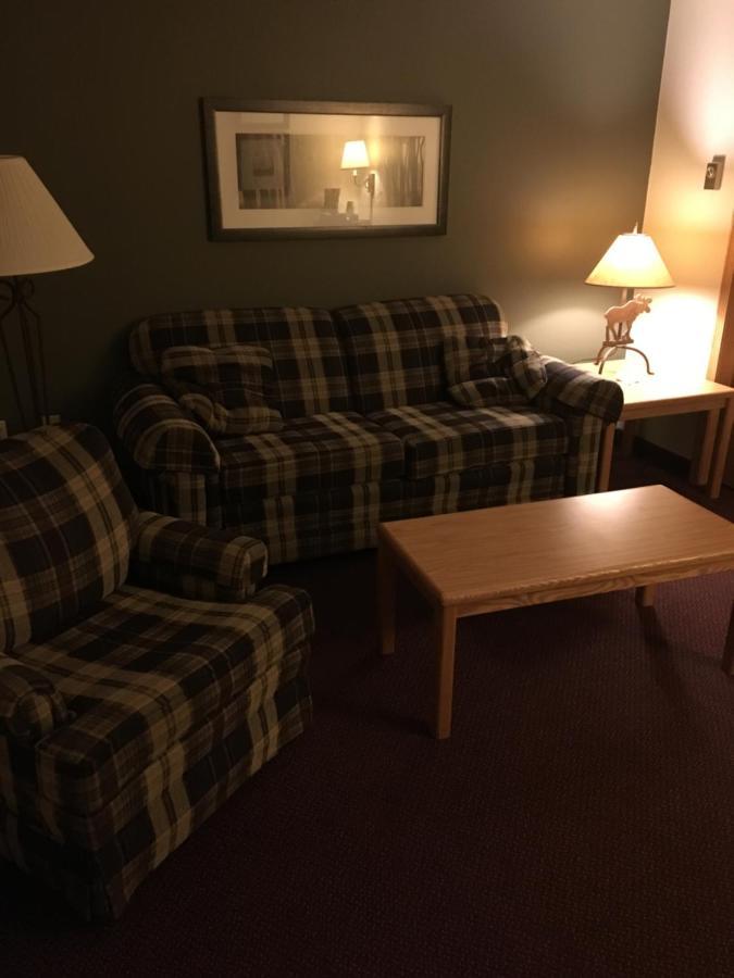 Moose Lake Lodge & Suites Buitenkant foto