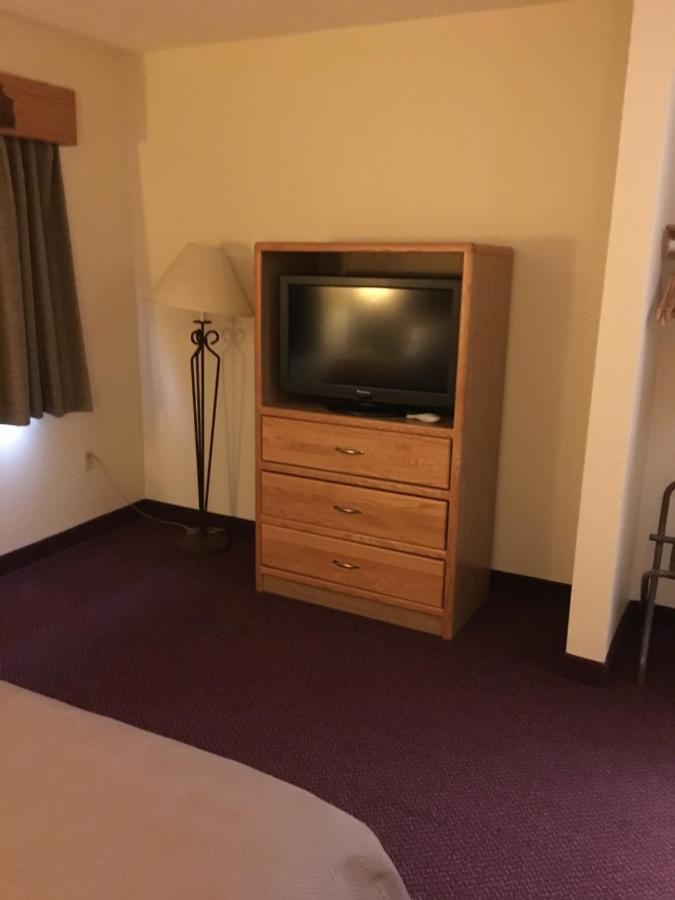 Moose Lake Lodge & Suites Buitenkant foto