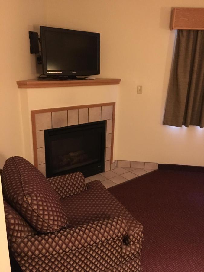 Moose Lake Lodge & Suites Buitenkant foto