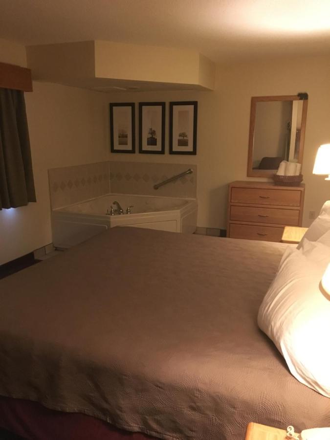 Moose Lake Lodge & Suites Buitenkant foto