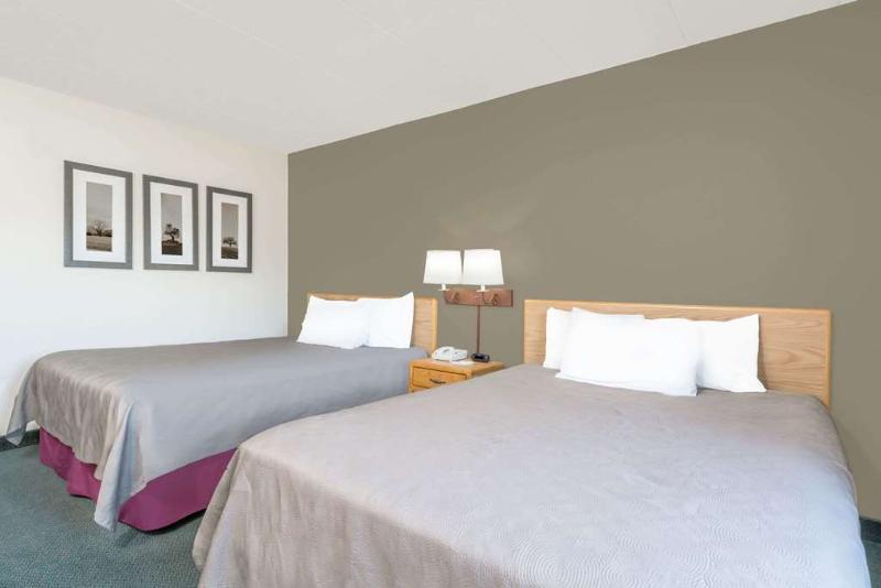 Moose Lake Lodge & Suites Buitenkant foto